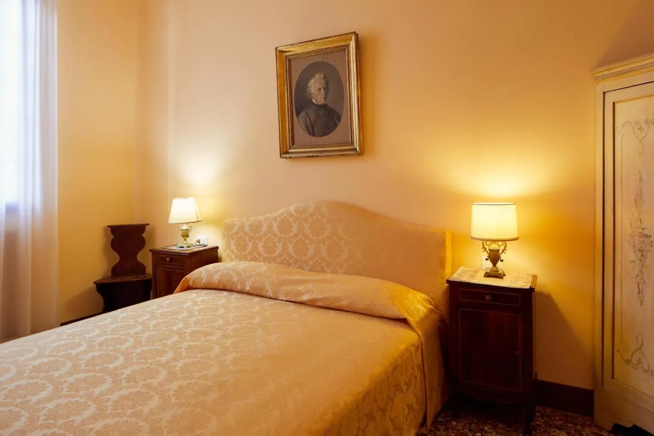 Historical Downtown Apartment Padova 0*,