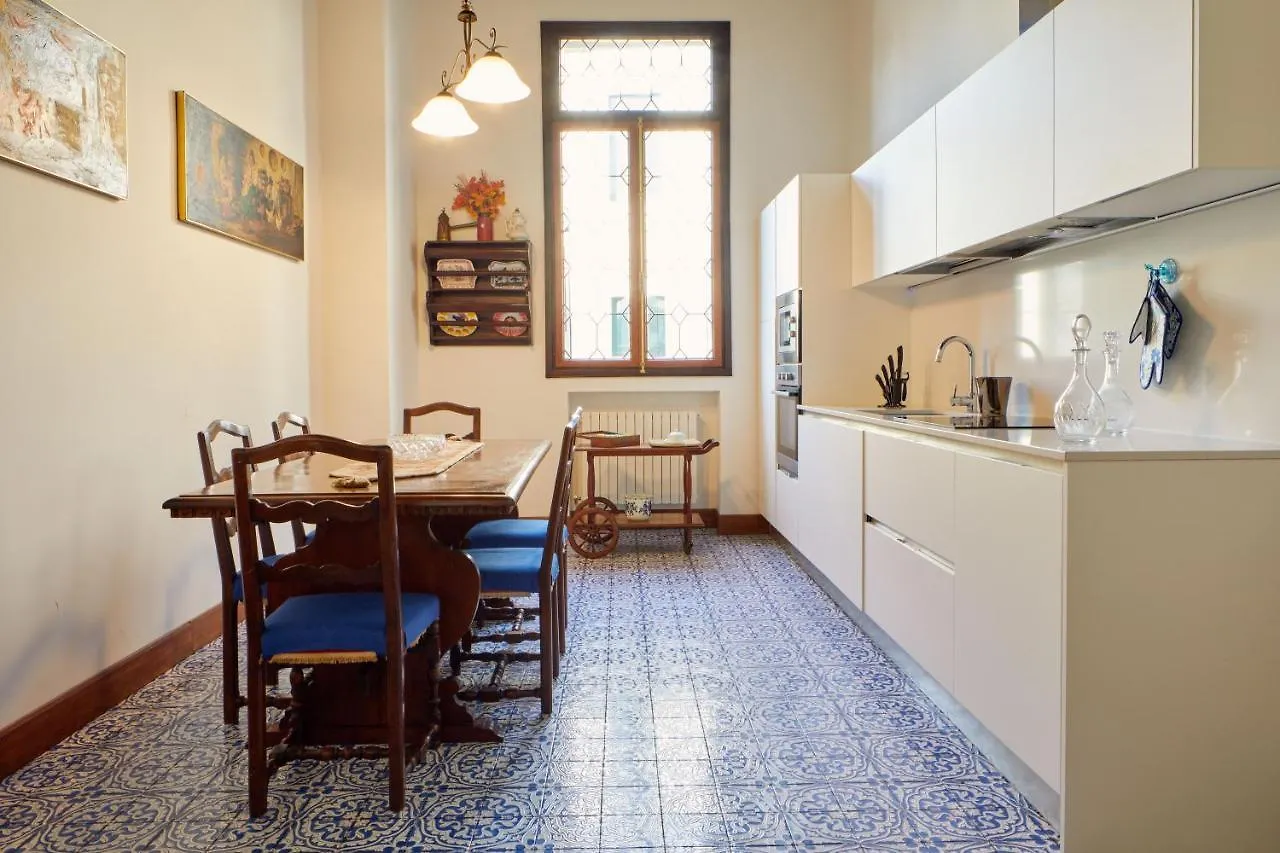 Historical Downtown Apartment Padova Italy
